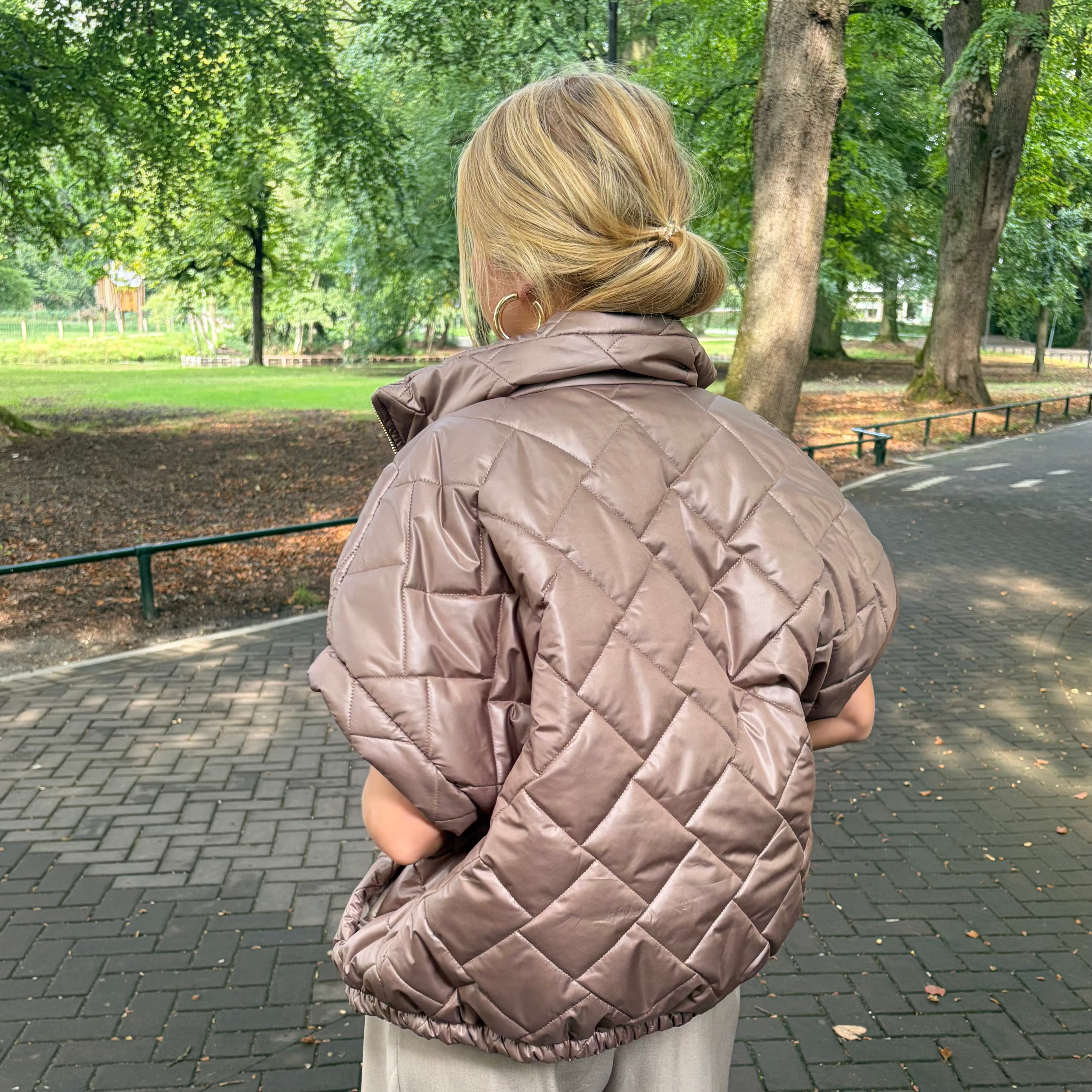 "Jolie" mouwloze puffer taupe